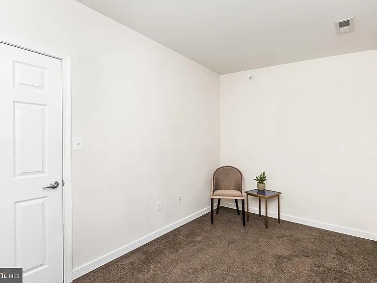 910 S Charles St #B — Photo 18