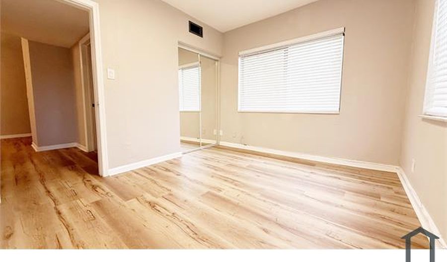360 NW 8th St APT 8, photo 8