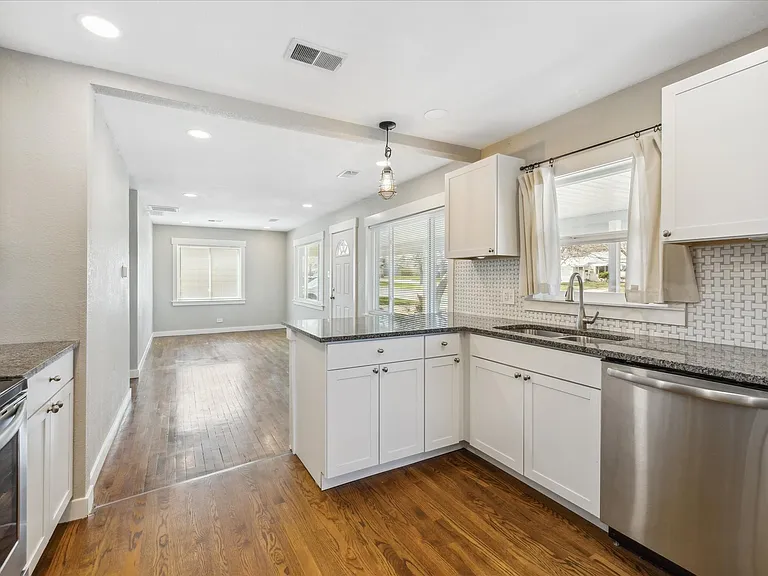 2060 S Irving St — Photo 9