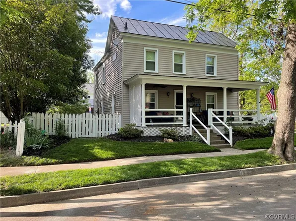 439 2nd St, West Point, VA 23181