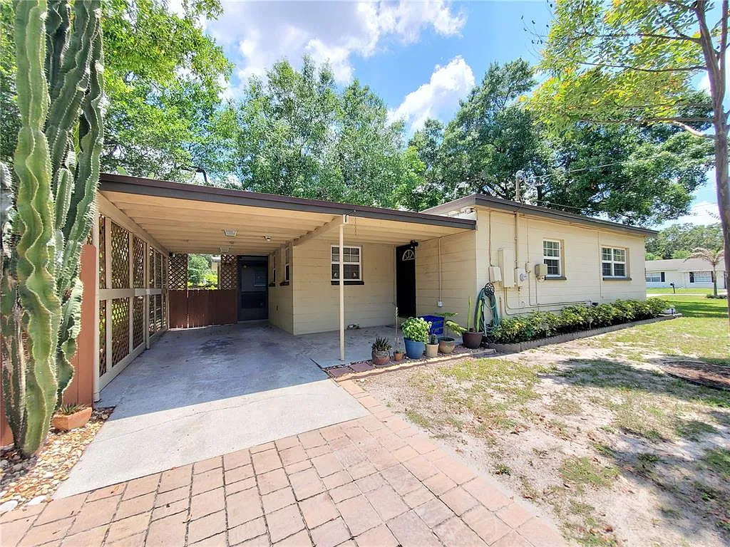 3 bed, 1.5 bath, 1252 sqft, $2,100 — Photo 2