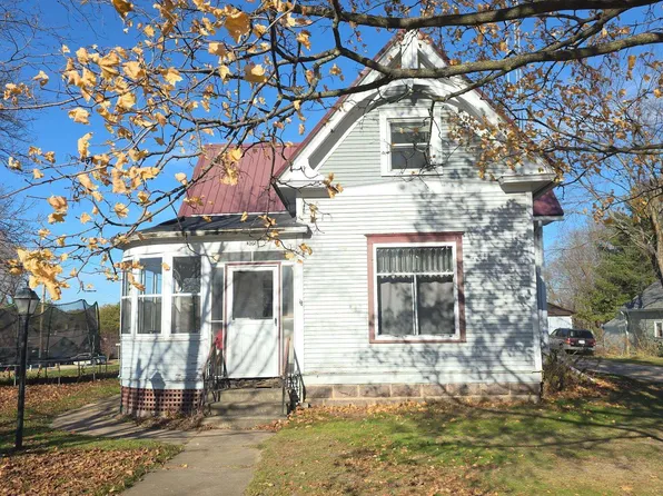 305 E State St, Iola, WI 54945