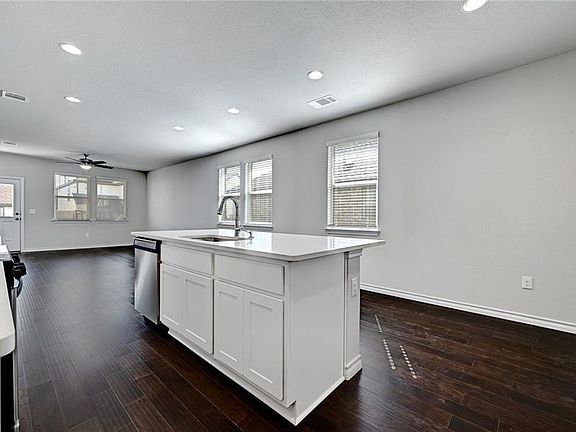 4th image of 7612 Saginaw Dr