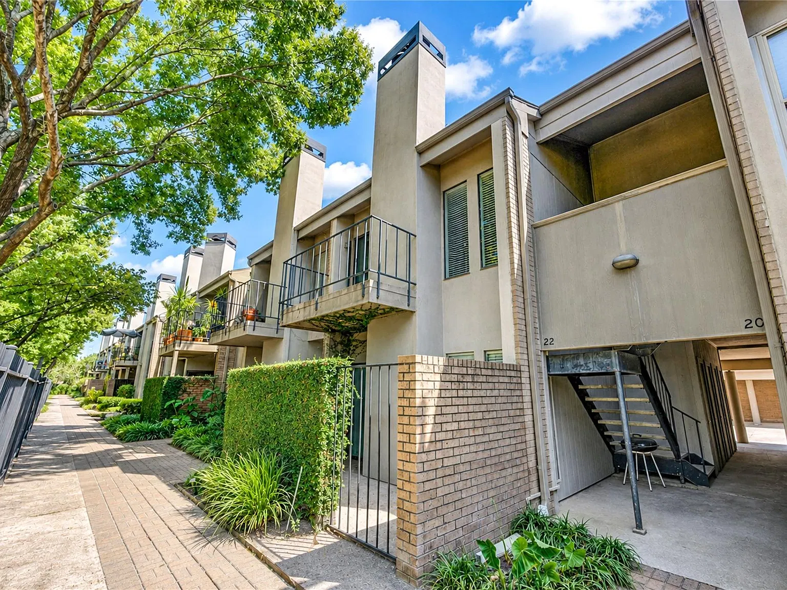 2 bed, 2.0 bath, 1068 sqft, $1,300 — Photo 1