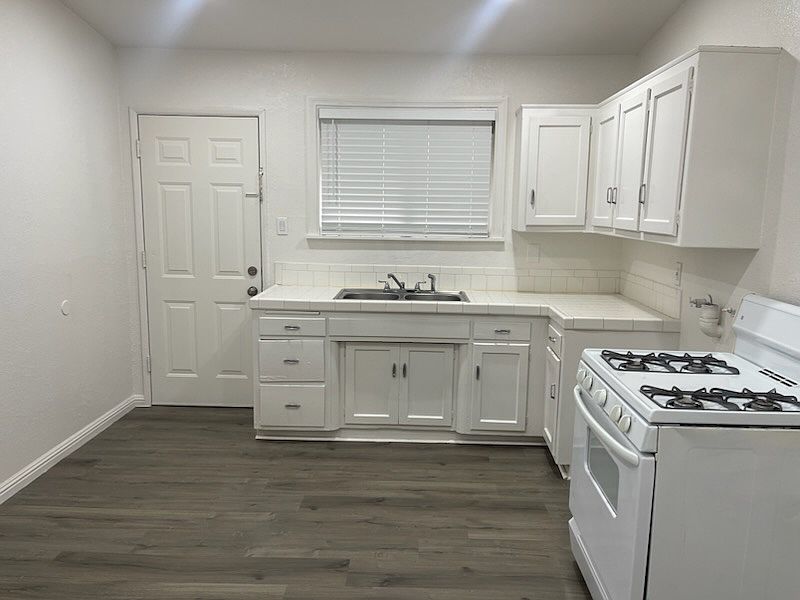 1st image of 609 West St Front 609