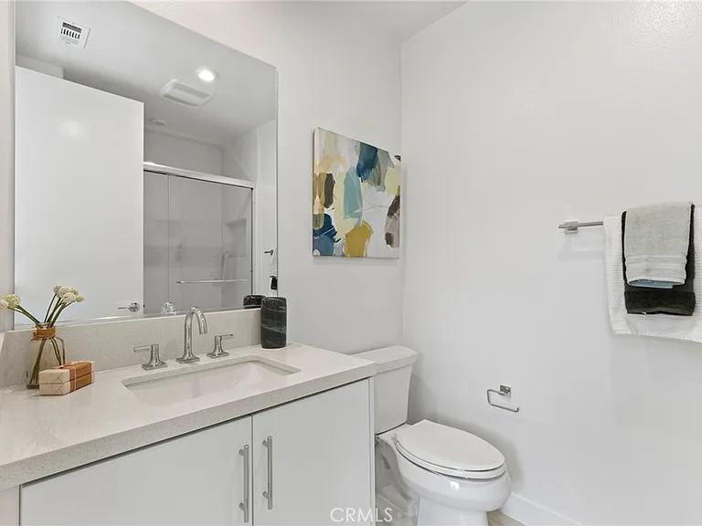 585 S Lyon St — Photo 2
