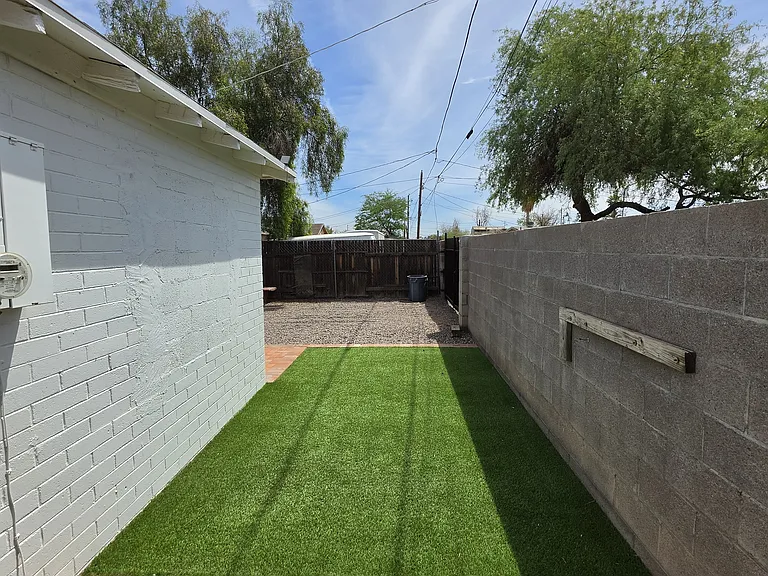 2803 E Monroe St — Photo 2