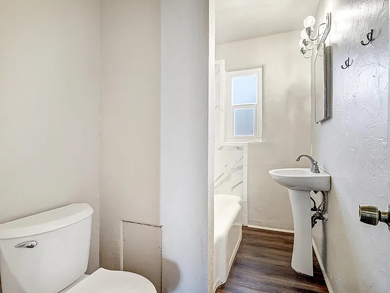 Updated, Spacious, 2 bedroom End Unit w/ Garage & Yard Close to UNM — Photo 9