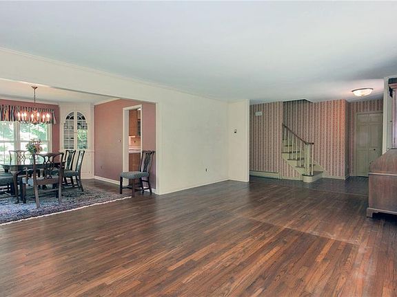 5th image of 14 Elaine Dr