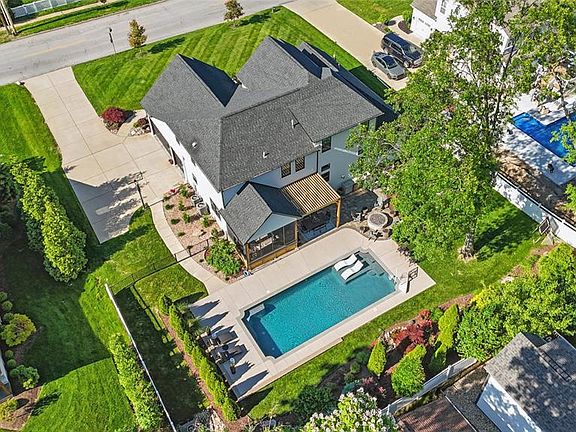 2nd image of 618 E Argonne Dr