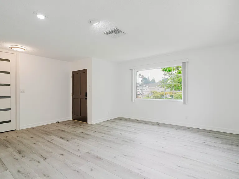 22515 Haynes St — Photo 9