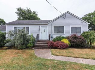 695 S Strong Ave, Copiague, NY 11726