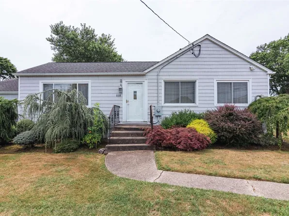 695 S Strong Avenue, Copiague, NY 11726