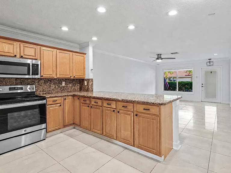 231 SW 6th St — Photo 12