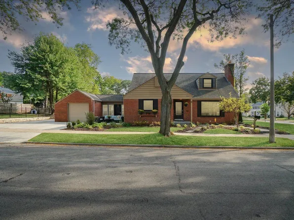 9029 W Wright St, Wauwatosa, WI 53226