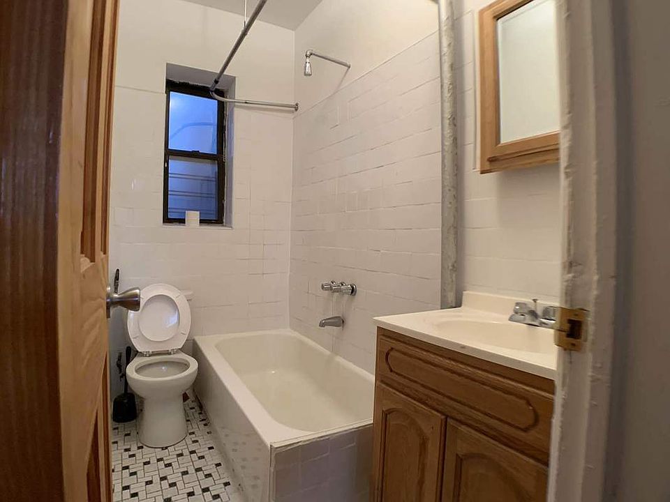 2nd image of 2131 27th St APT B4