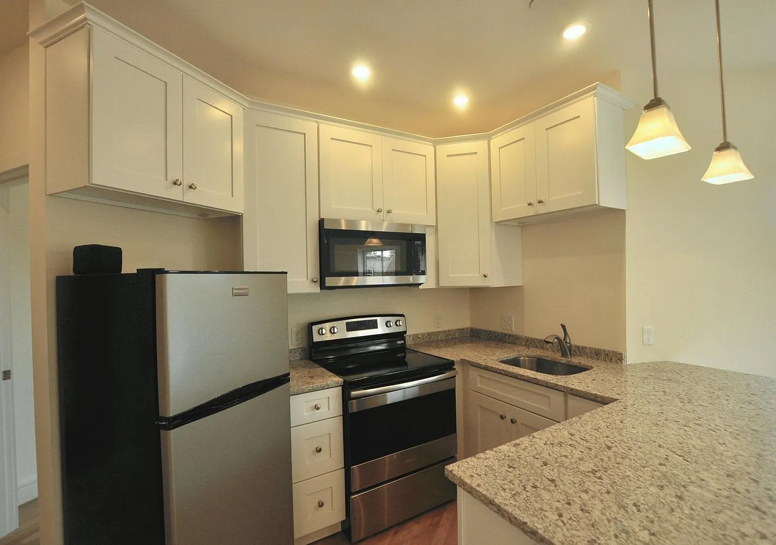 Charming 1 Bedroom-No Broker Fee — Photo 3