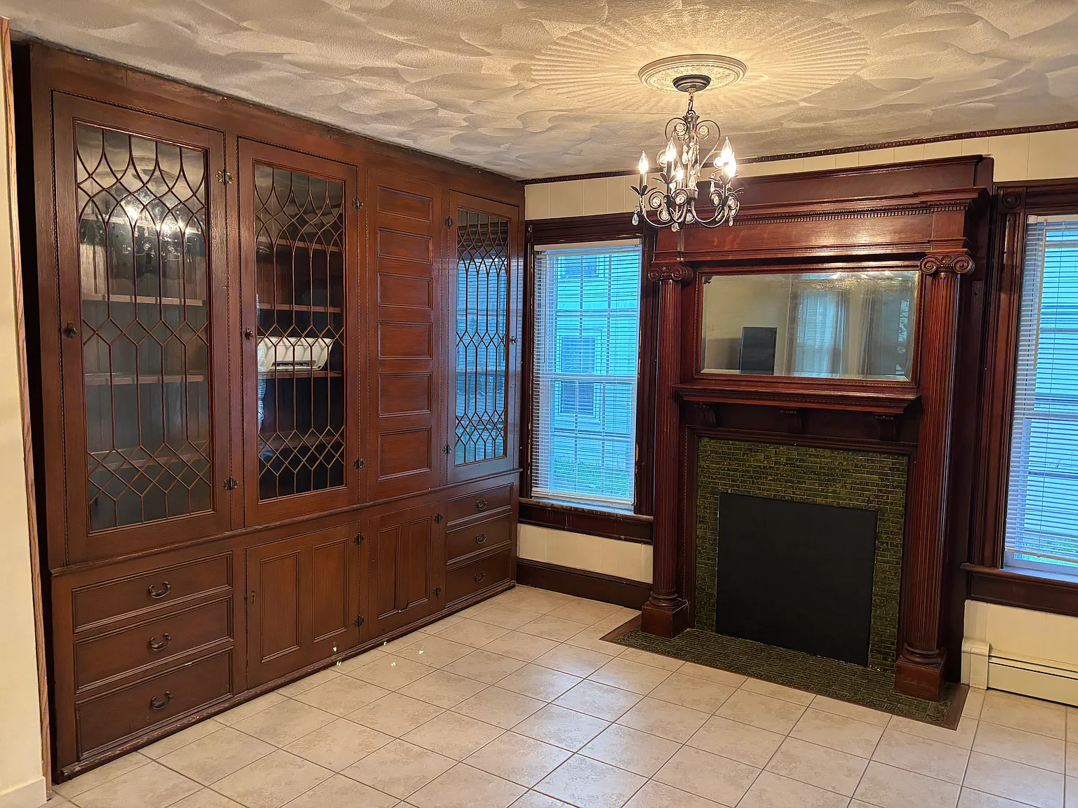 6 bed, 2334 sqft, $3,534 — Photo 2