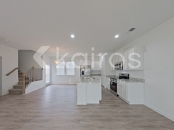 4th image of 107 English Oak Ln