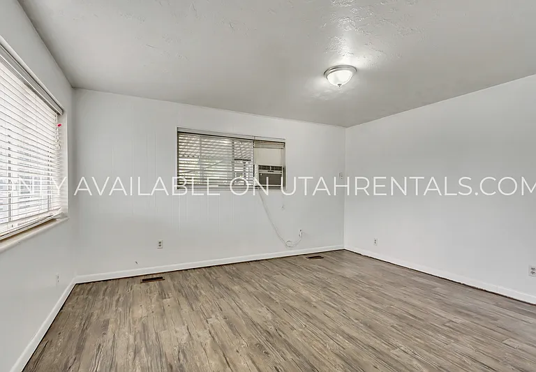 398 W State St — Photo 8