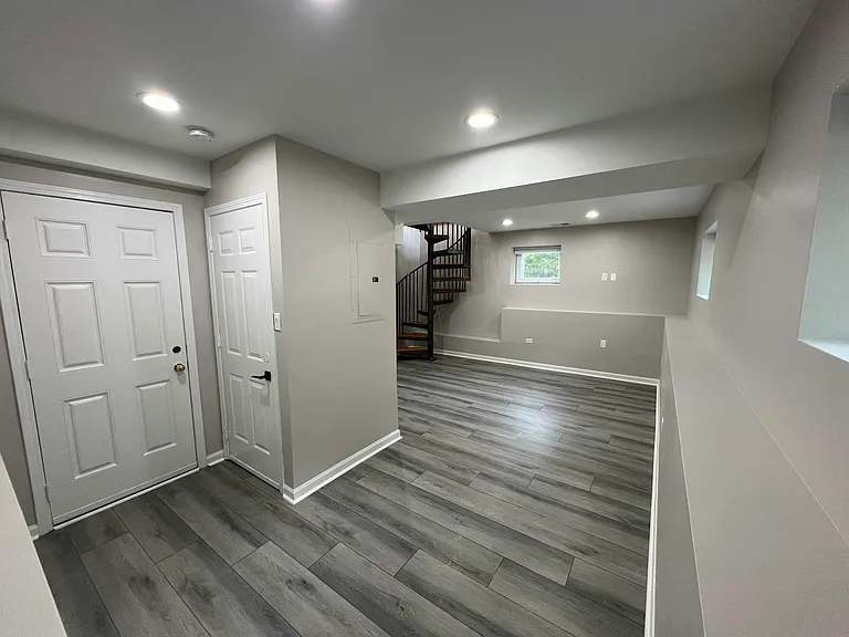 Lower level lower level entrance