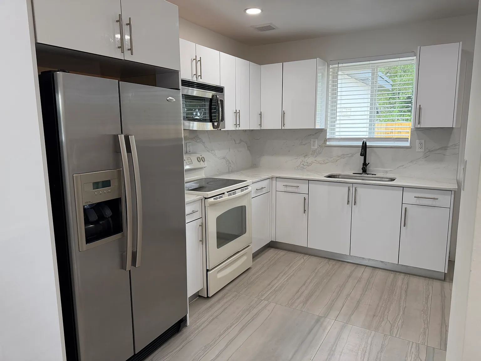 3 bed, 1000 sqft, $2,800 — Photo 4