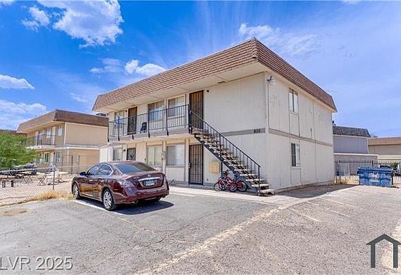 3rd image of 805 Palo Verde Dr APT B