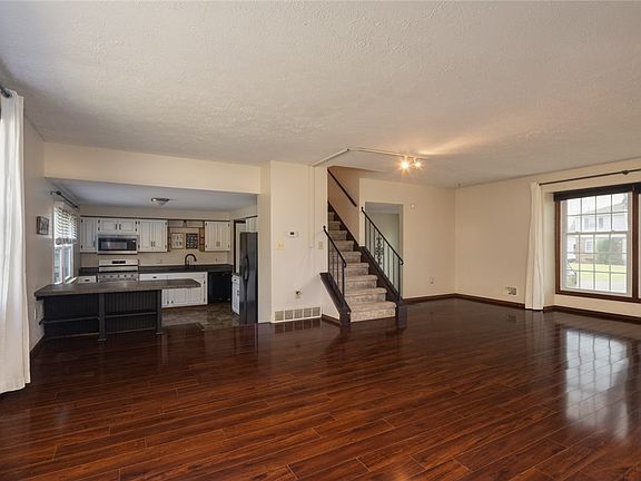 5th image of 30 Halmore Dr