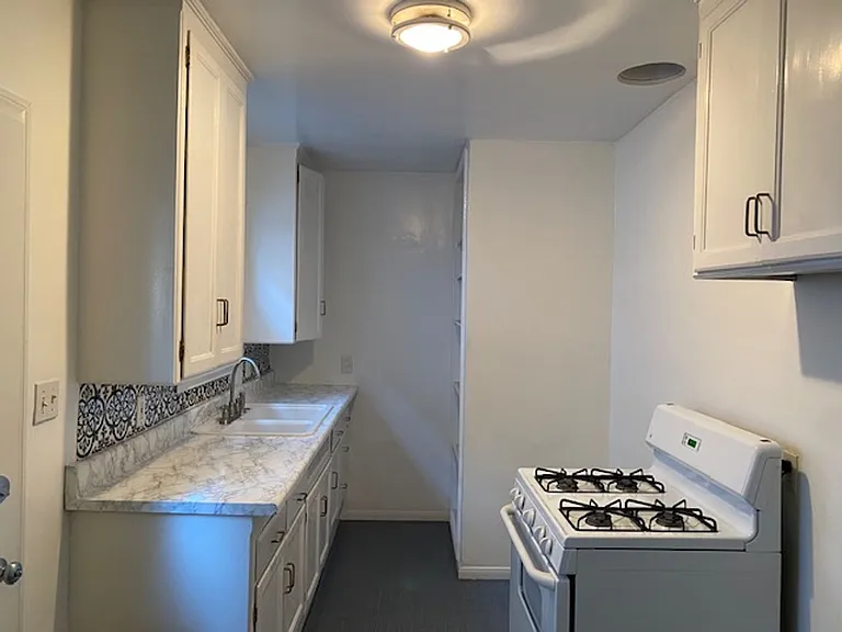 844 Penn St — Photo 14