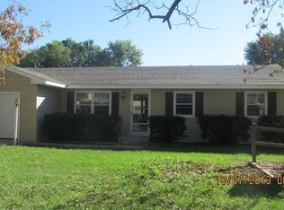 210 S Sunset Ln, Centralia, MO 65240