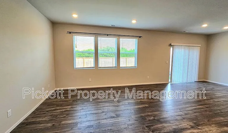 1278 W Pendleton Way — Photo 3