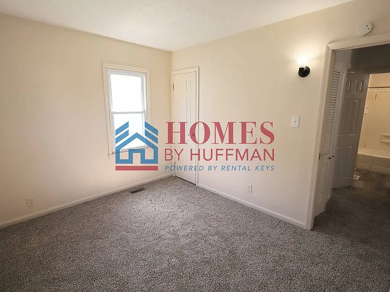 1413 E Illinois St — Photo 10