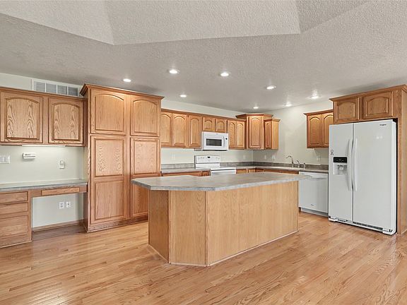 2nd image of 929 S 12th St