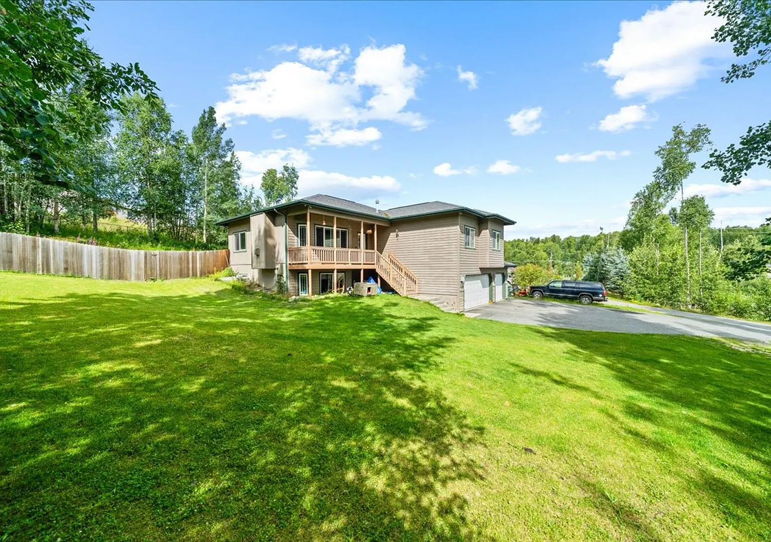 House on a hill in Victoria Estates with 6 spacious Bedrooms, 3 full bathrooms, 3 car garage and ... — Photo 3