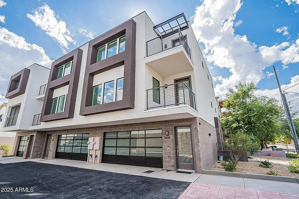 2 bed, 2.5 bath, 1534 sqft, $2,700 — Photo 1