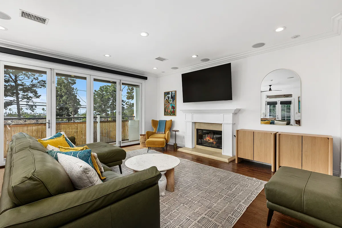 3 bed, 3.5 bath, 2296 sqft, $8,800 — Photo 2