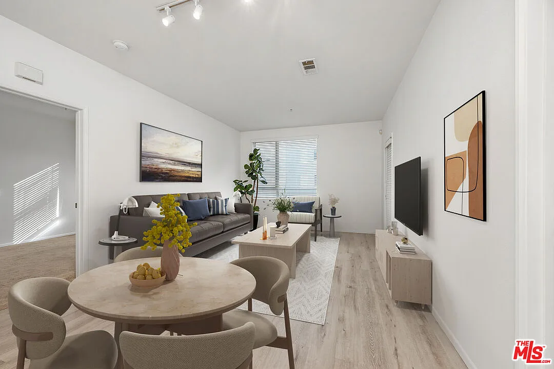 2 bed, 2.0 bath, 1010 sqft, $4,400 — Photo 4