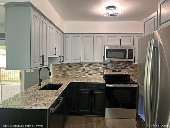 4th image of 25015 Orchid St