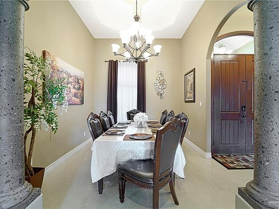 4th image of 1305 W Park Dr