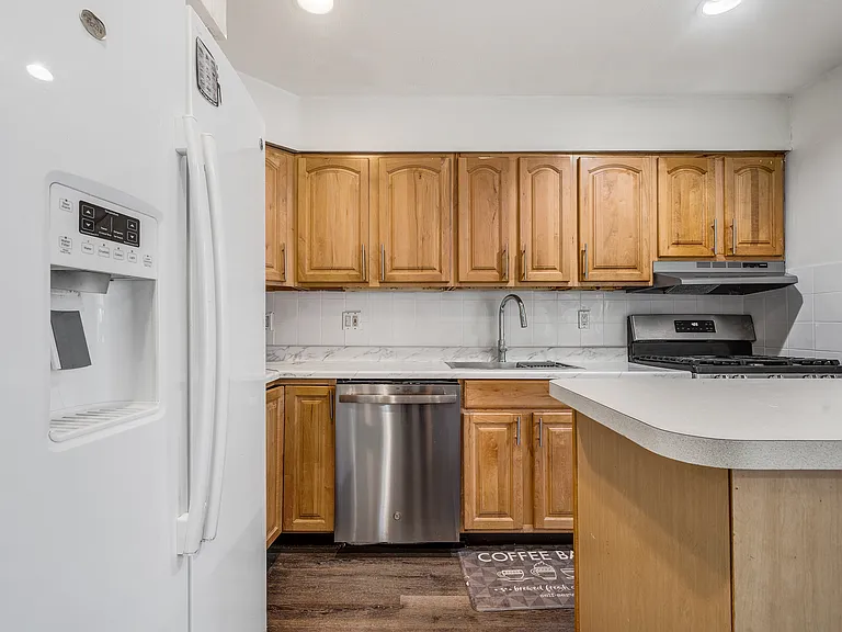 685 Ithaca Pl — Photo 14