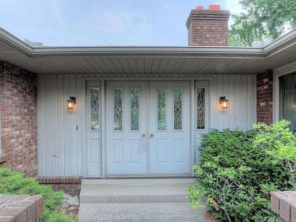 3rd image of 8691 Summit Ct