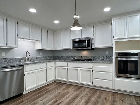3rd image of 2000 Fernwood Cir