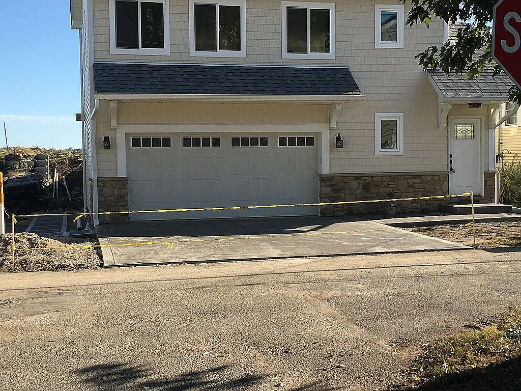 3325 Shepard Ave NE photo 1