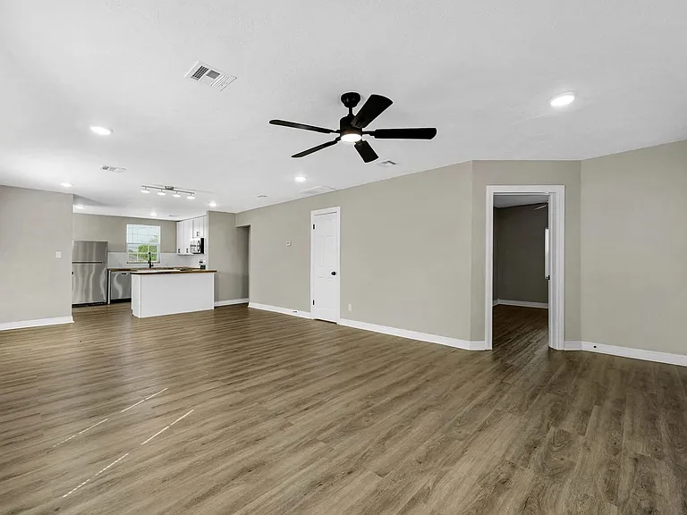 1301 SW Tennessee Ave — Photo 3