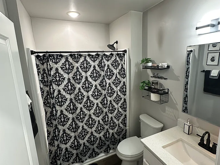 1343 N Gale St — Photo 5