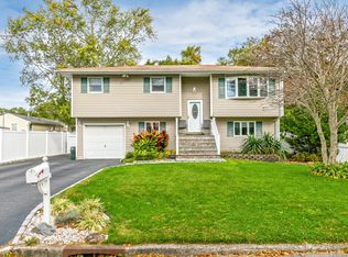 3 Packard St, Lake Grove, NY 11755