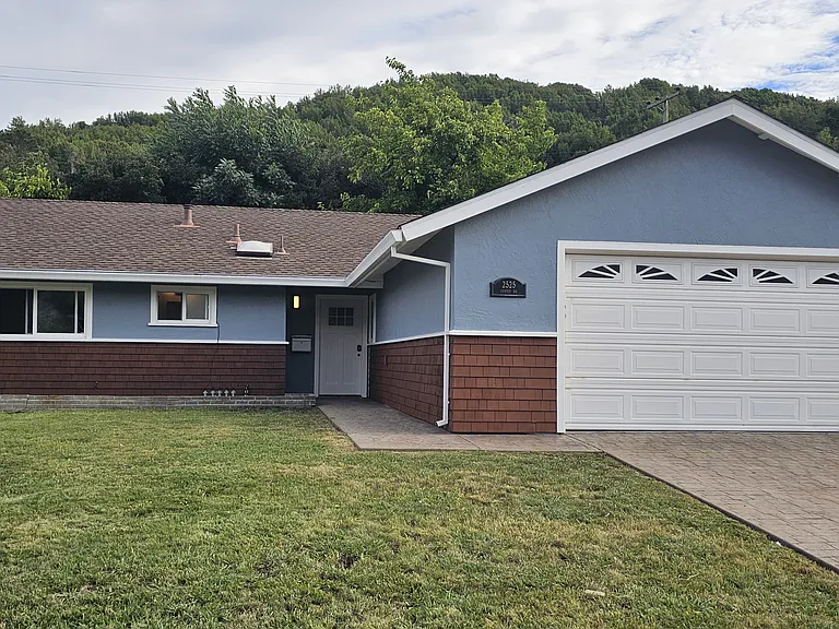 2525 Center Rd — Photo 1