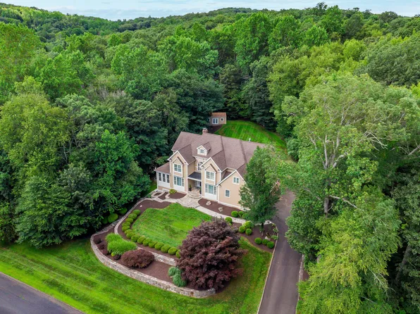8 Buck Trail, Newtown, CT 06482