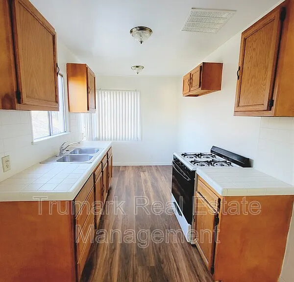 512 Irving Ave #D — Photo 8