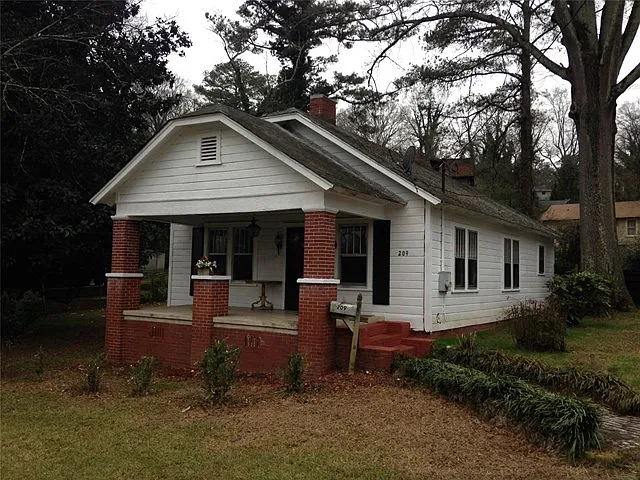 209 Pine St NE photo 1